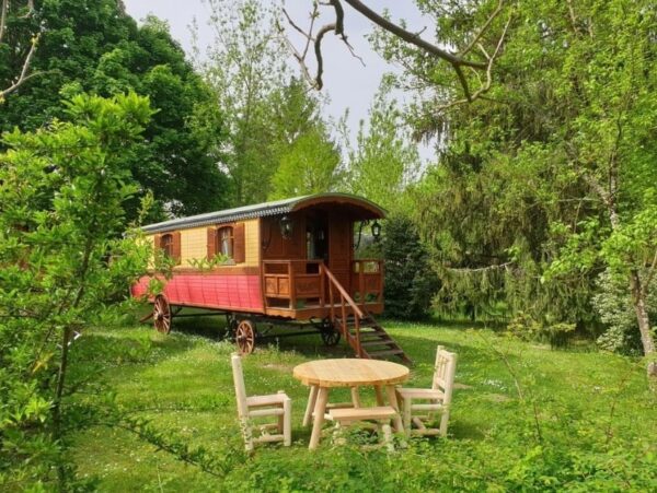 table de jardin ronde en bois avec chaises