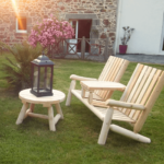 B7TTKD fauteuil double dans un jardin en bretagne
