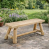 petit banc en bois de cedre massif style rustique pour extérieur sur une dalle en carrelage dans un jardin botanique