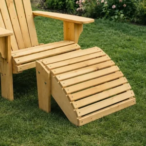 repose-pied en bois massif pour fauteuil Adirondack original canadien dans un jardin