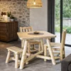 table haute carre plateau bois rustique cedre et rondins pour salle a manger dans un salon style chaleureux