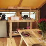 table et banc en bois en situation R1S