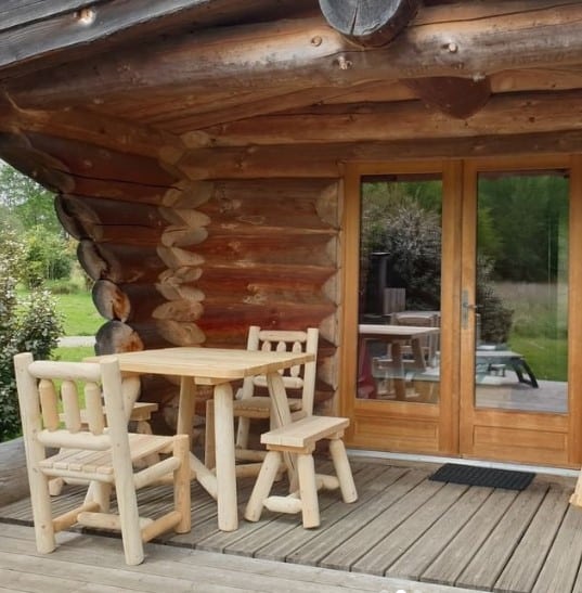 Table et chaises de jardin en bois pratique et écologique