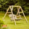 balancelle ou balancoire en bois de rondins massif canadien dans un parc . Balancelle canadienne pour adulte de qualité supérieure en bois blanc, origine Canada.