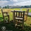 Mobilier de jardin avec mange debout et lot de chaises hautes en rondins de bois dans le parc animalier - éducation canine Beattitude en région Bretagne