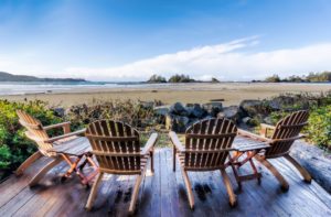 des fauteuils adirondack en bord de mer