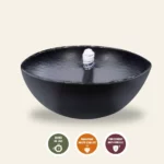 Photo de la bougie extérieure en pot xxl paraffine longue durée pour extérieur et jardin tendance - ambiance nocturne avec Cèdre et Rondins