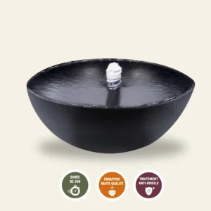 Photo de la bougie extérieure en pot xxl paraffine longue durée pour extérieur et jardin tendance - ambiance nocturne avec Cèdre et Rondins