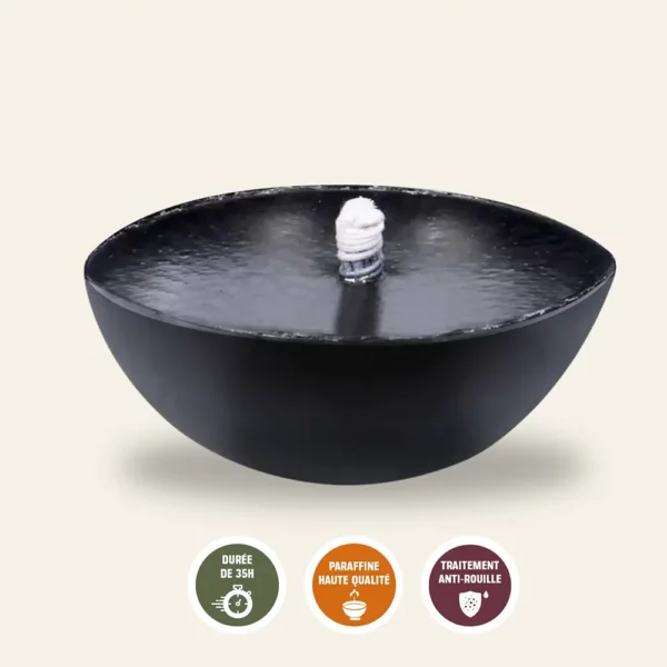 Photo de la bougie extérieure en pot xxl paraffine longue durée pour extérieur et jardin tendance - ambiance nocturne avec Cèdre et Rondins