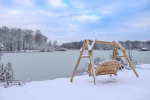 balancelle de jardin sous la neige