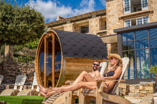 mobilier terrasse en bois massif cedre et rondins pour hotel