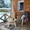 B4AKD fauteuil en rondins de bois dossier haut et B9 table basse ronde petit modèle sur une terrasse